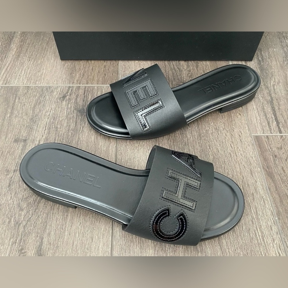 2023 CHANEL CHA NEL LOGO BLACK LEATHER FLAT SHOES SLIDES MULES - Picture 8 of 14
